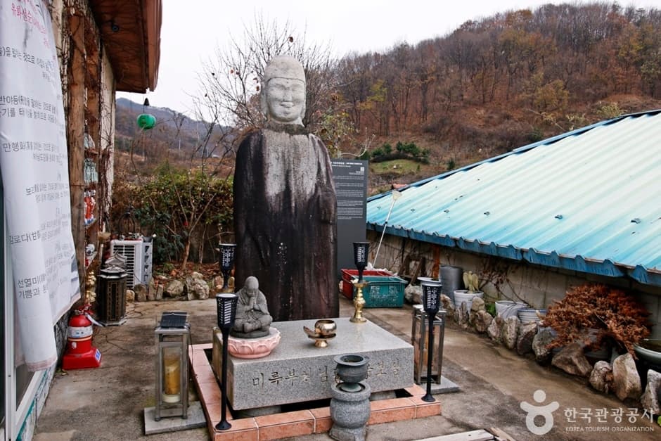 충주 지당리 석조여래입상
