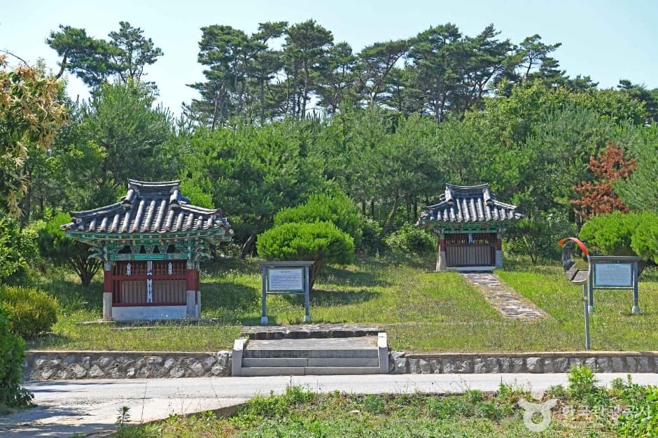 김공 휘 유경 효자문·김공 휘 홍익 충신문
