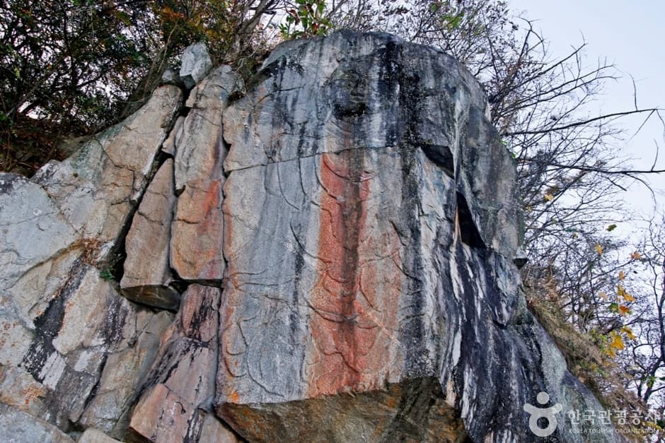 충주 창동리 마애여래상
